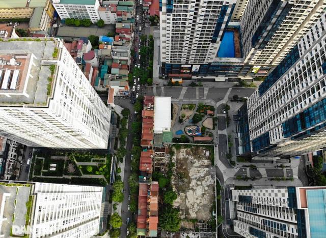 Theo tính toán có khoảng 6.000 căn hộ chung cư dọc hai bên đường Nguyễn Tuân. Dân số tăng tạo áp lực rất lớn đến hạ tầng giao thông và hạ tầng xã hội tại khu vực này.