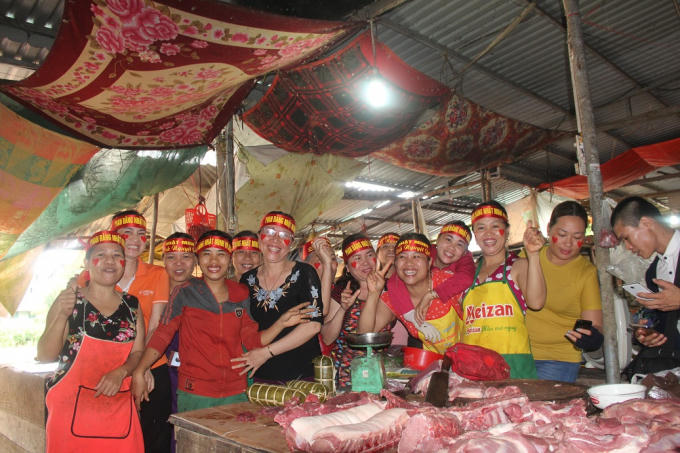 Các tiểu thương vui sướng khi Nhật Minh giành chức vô địch.