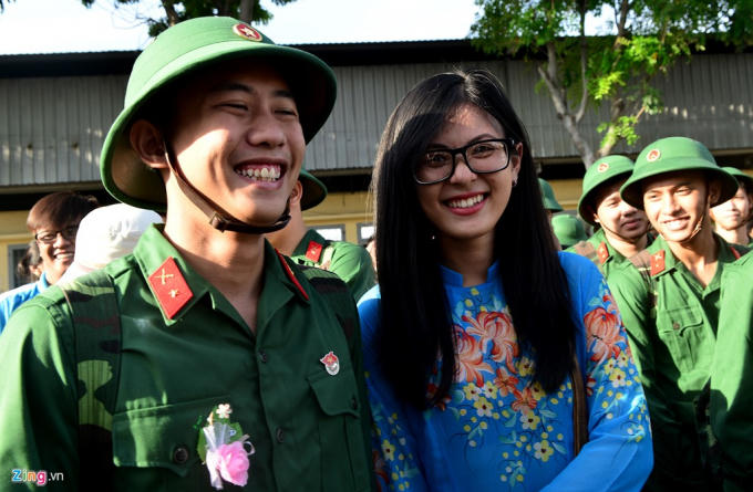 Nữ t&acirc;n binh tại TP Hồ Ch&iacute; Minh trong ng&agrave;y nhập ngũ
