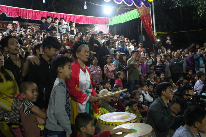 Bà Nguyễn Thị Cam (xã Tứ xã), "nhạc trưởng" đêm diễn đặc sắc này cho biết: "Năm 1993 khôi phục lễ hội, tôi rất tự hào bởi lễ hội mang nét đặc trưng riêng không ở nơi nào có. Năm nay, lễ hội Trò Trám được chứng nhận Di sản văn hóa phi vật thể Quốc Gia, dân làng càng phấn khởi, chuẩn bị mọi khâu chu đáo hơn những năm trước".