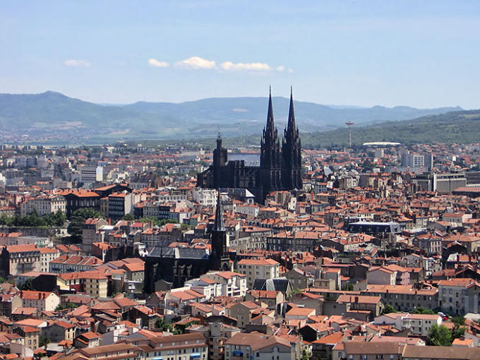 Nhà thờ Clermont-Ferrand tại nước Pháp khiến chúng ta cảm thấy có phần "sởn gai ốc" khi nó tỏ ra khác biệt so với phần còn lại của thành phố: từ chiều cao khác thường, cho đến màu đen bí ẩn.