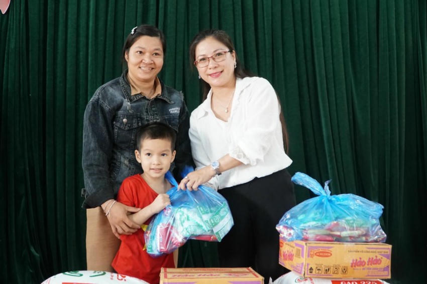 Người dân xã Tân An cảm ơn sự chia sẻ từ các doanh nghiệp và nhà hảo tâm.
Người dân xã Tân An cảm ơn sự chia sẻ từ các doanh nghiệp và nhà hảo tâm.