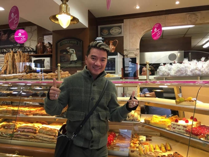 Mr.Đ&agrave;m h&agrave;o hứng thăm Kinh đ&ocirc; &aacute;nh s&aacute;ng