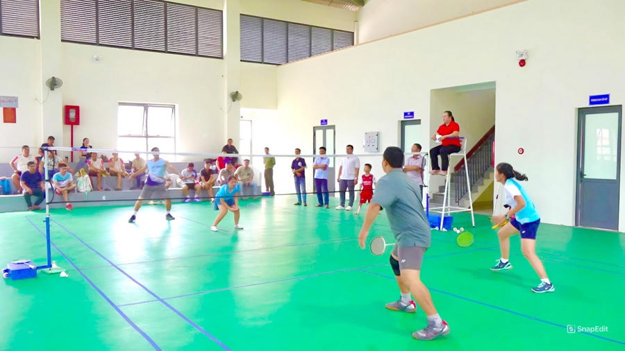 Các vận động viên thi đấu môn Cầu lông đôi nam nữ.