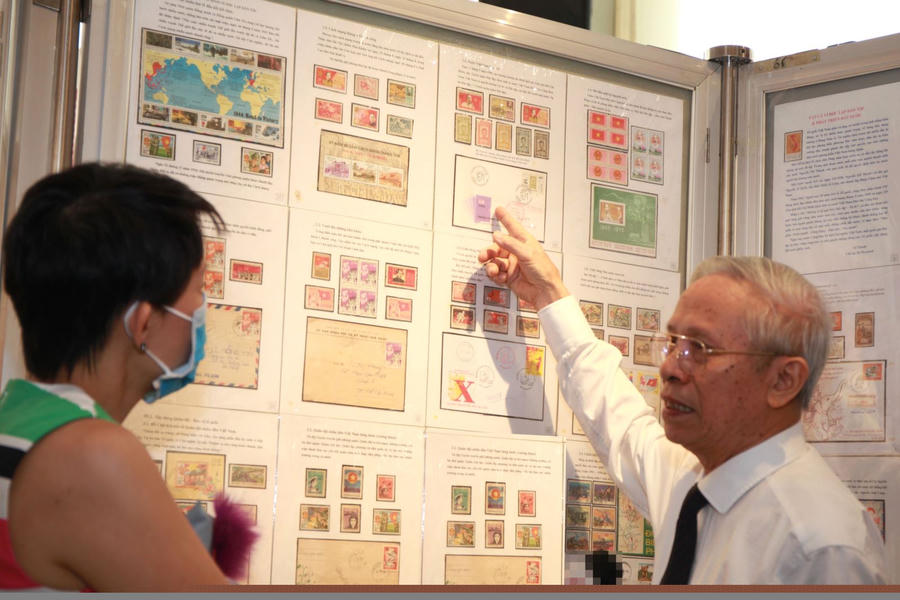 Ông Vũ Văn Tỵ giới thiệu bộ tem đầu tiên của nước Việt Nam Dân chủ Cộng hòa in hình Chủ tịch Hồ Chí Minh tại triển lãm chuyên đề