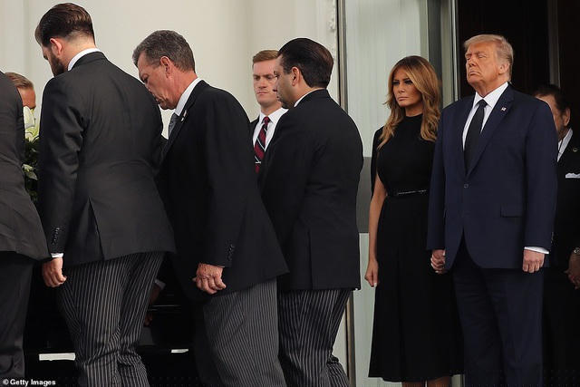 Ông Trump và Đệ nhất phu nhân Melania Trump tại tang lễ.