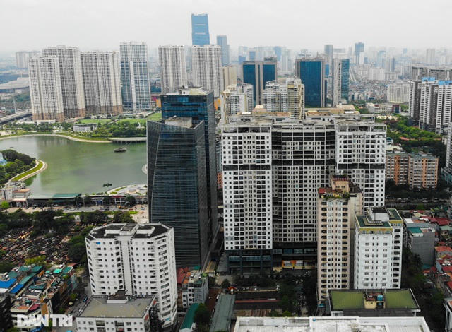 Dù dài chưa đến 1km nhưng có đến hàng chục tòa cao ốc mọc lên hai bên đường như: Khu nhà ở số 90 đường Nguyễn Tuân (gồm 2 tòa nhà với 832 căn hộ); Dự án chung cư số 107 Nguyễn Tuân (có 468 căn hộ); Tòa nhà số 109 Nguyễn Tuân (460 căn hộ); Chung cư số 99 Nguyễn Tuân (704 căn hộ); Chung cư 47 Nguyễn Tuân (1500 căn hộ)....