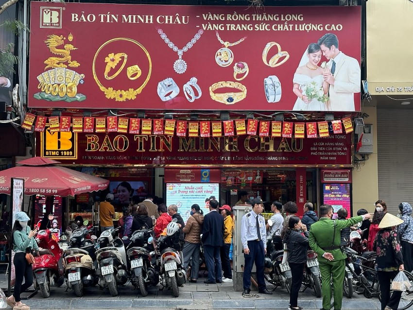 Giá vàng tăng phi mã càng kích thích nhu cầu mua vàng của người dân trên cả nước.