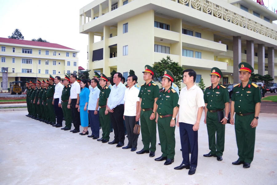 Thủ trưởng Bộ Quốc phòng và lãnh đạo tỉnh Đồng Nai dâng hương tưởng niệm.