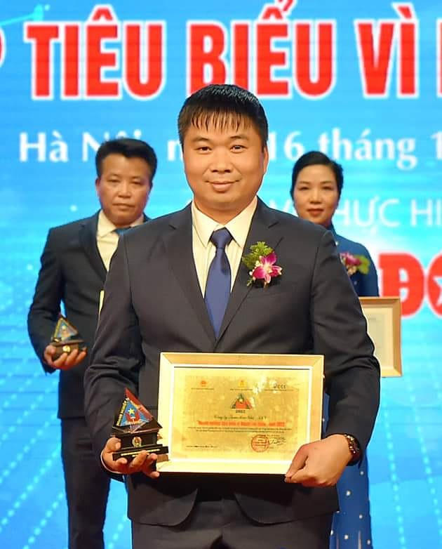 Ông Nguyễn Văn Tuân - Bí thư Đảng ủy, Giám đốc Công ty Mao Khê vinh dự đón nhận danh hiệu Doanh nghiệp tiêu biểu vì người lao động năm 2023