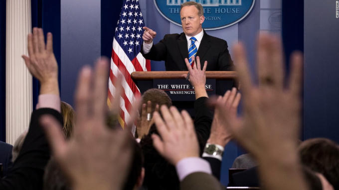 Người ph&aacute;t ng&ocirc;n Sean Spicer phủ nhận việc Nh&agrave; Trắng kh&ocirc;ng cho CNN v&agrave; New York Times dự họp b&aacute;o v&igrave; kh&ocirc;ng th&iacute;ch c&aacute;ch đưa tin của họ. (Ảnh: CNN)