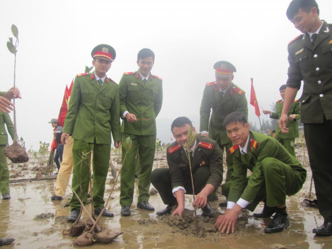 Cán bộ chiến sỹ thuộc lực lượng vũ trang cũng hăng hái tham gia Tết trồng cây.