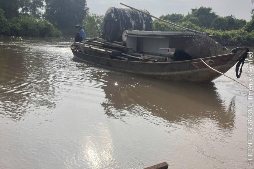 Nhân viên của Công ty Vĩnh Lộc phải đi bằng thuyền để vào khu sản xuất.