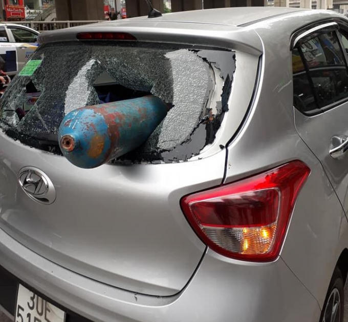 Chiếc bình gas rơi trúng phần đuôi xe ô tô con.