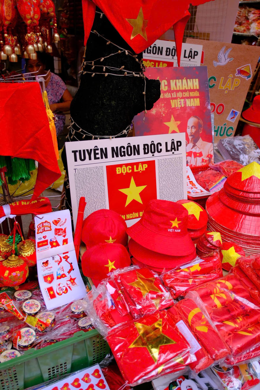 Không khí mừng Quốc khánh 2/9 lan tỏa khắp phố phường Hà Nội