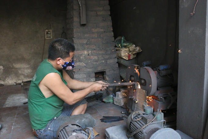 Ông Trinh thuộc lớp thợ lâu năm của làng chia sẻ: "Nghề rèn giờ không còn hấp dẫn như xưa, các thanh niên trai tráng lớn lên đều đi học hoặc làm công nhân trong nhà máy chứ ít ai nối nghiệp cha ông như thế hệ chúng tôi".