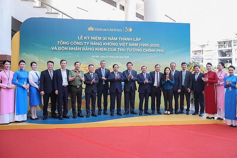 Thủ tướng chụp ảnh lưu niệm cùng các đại biểu và lãnh đạo Vietnam Airlines.
