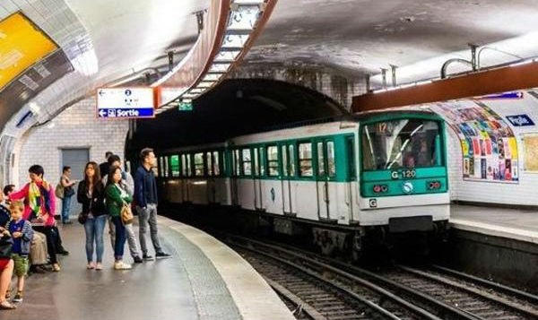 Công suất vận chuyển của hệ thống tàu điện ngầm Metro là 20.000-40.000 hành khách/giờ.
