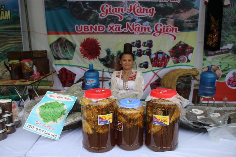 Gian hàng trưng bày và giới thiệu sản phẩm nông sản đặc trưng của xã Nặm Giôn, huyện Mường La.