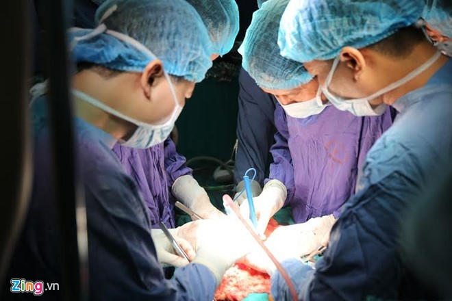 Chàng trai chết não hồi sinh sự sống cho 4 người: Sau tai nạn bất ngờ ngày 27/7, chàng trai 31 tuổi ở Quốc Oai, Hà Nội nhập viện trong tình trạng chết não. Đau khổ trước cái chết của con nhưng người mẹ đã đồng ý hiến tạng để cứu 4 người khác. Ảnh: BVCC.