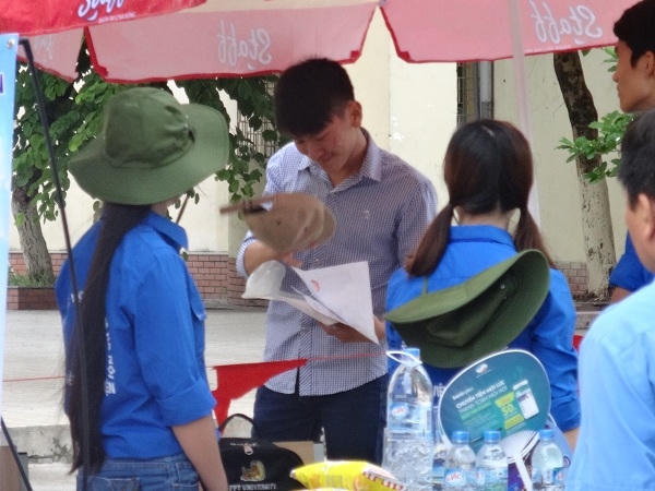 Một bạn thí sinh, do mang theo cả mũ vải vào khu vực thi, nên em phải gửi lại những điểm uống nước miễn phí.