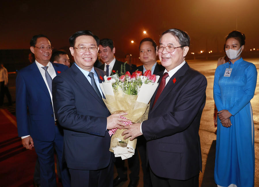 Phó Chủ tịch Quốc hội Nguyễn Đức Hải tiễn Chủ tịch Quốc hội Vương Đình Huệ và Đoàn công tác lên đường làm nhiệm vụ. (Ảnh: Cổng thông tin Quốc hội)