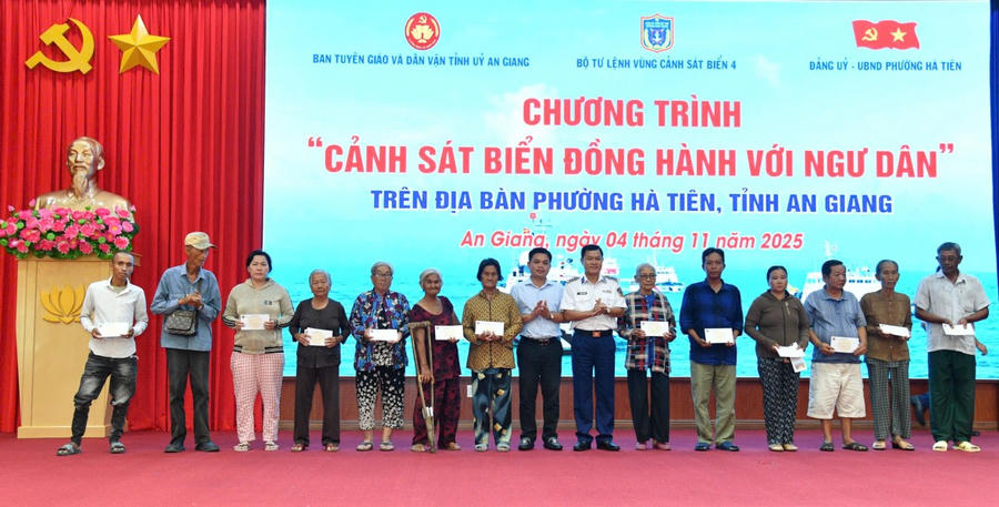 Bộ Tư lệnh Vùng Cảnh sát biển 4 tặng quà các gia đình hộ nghèo, cận nghèo, ngư dân có hoàn cảnh khó khăn