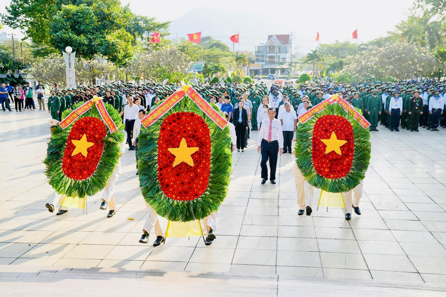 Các đại biểu và các tân binh dâng hương tại Nghĩa trang liệt sĩ TX. Phú Mỹ.