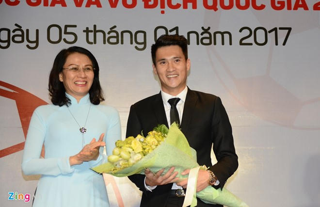 Lãnh đạo UBND T.P Hồ Chí Minh kỳ vọng vào khả năng điều hành đội bóng của Công Vinh để mang lại thành tích. Ảnh: Zing.vn