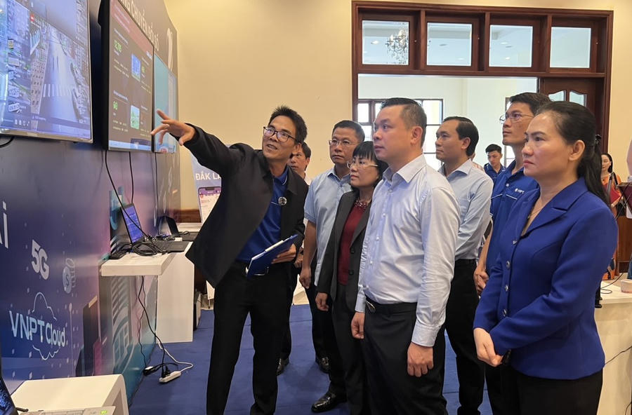 Đại biểu tham quan và trải nghiệm các nền tảng số, ứng dụng AI. (Ảnh: CTTĐT tỉnh Đắk Lắk)