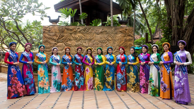 Hoa hậu Janny Thủy Trần cho thí sinh giới thiệu áo dài Việt Nam trên đường phố Pattaya