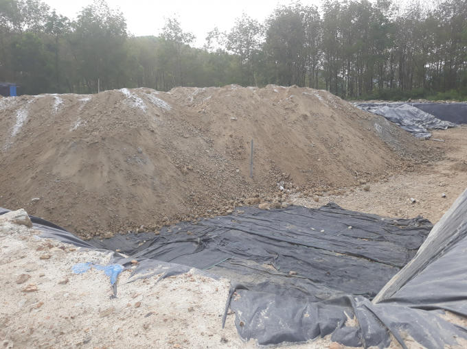 Đất quặng đổ xuống hồ đang được trộn với vôi, xi măng, hóa chất  tách vàng sau đó ủ theo kỹ thuật Trung Quốc