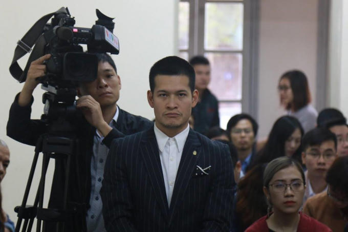 Đạo diễn Việt Tú trong phiên tòa.