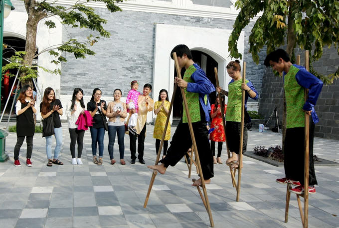 Tái hiện không khí Tết xưa “đúng điệu” trong không gian văn hóa đậm chất Châu Á ở Asia Park, “Phiên chợ ngày xuân” .