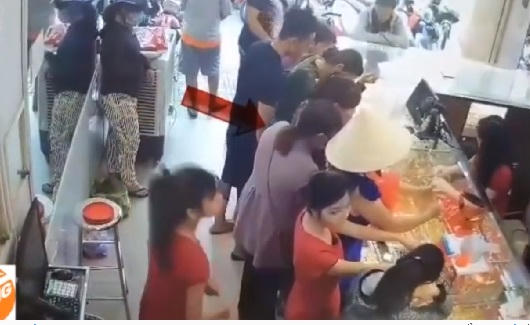"Nữ quái" lợi dụng lúc đông người vờ hỏi mua vàng rồi biến mất
