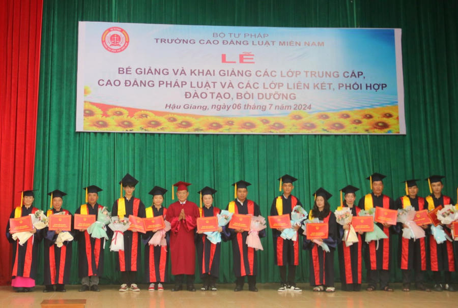 Trường Cao đẳng Luật Miền Nam trao bằng tốt nghiệp cho các học sinh, sinh viên hoàn thành chương trình đào tạo