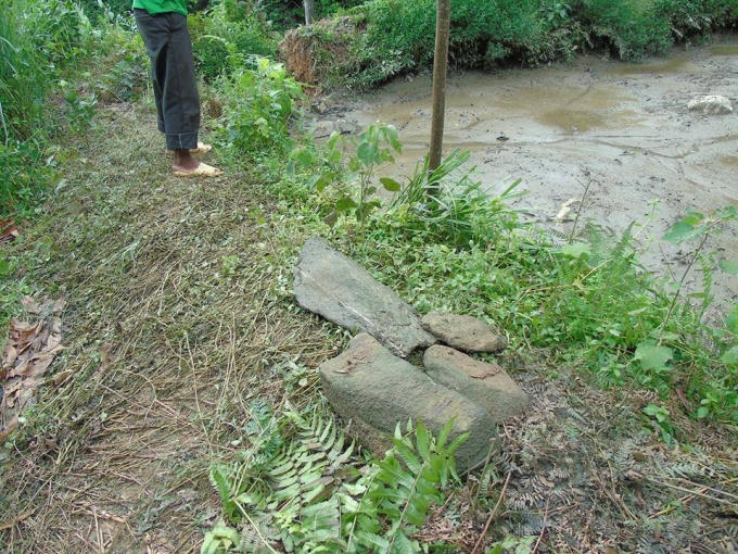 Bờ ao nơi phát hiện 1 trong 4 nạn nhân bị sát hại.