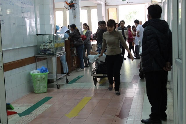 Cả bác sĩ lẫn người nhà đều trong tình trạng vội vàng và hối hả chạy chữa cho bệnh nhân.