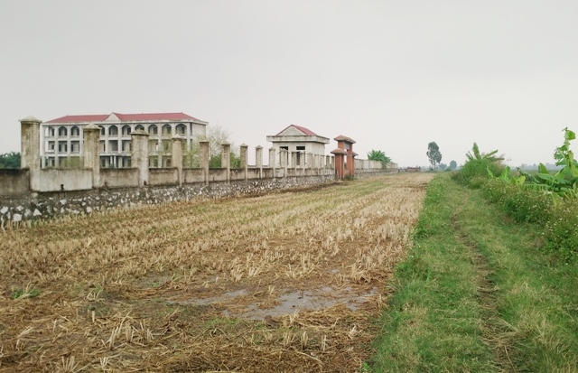 Ngôi trường đã bị bỏ hoang đã 2 năm nay bên cánh đồng