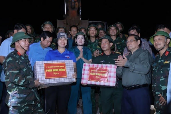 Thủ tướng tặng quà, thăm hỏi, biểu dương, cảm ơn các lực lượng đã làm việc xuyên ngày đêm để khắc phục sự cố thiên tai.
