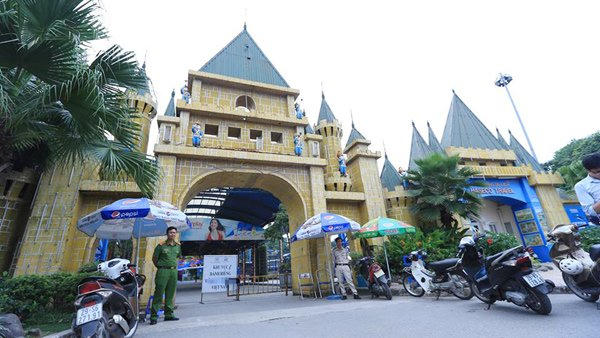 Công an phong toả hiện trường tại khu vực công viên nước hồ Tây - nơi diễn ra Lễ hội âm nhạc và có 7 người chết do nghi sốc thuốc.