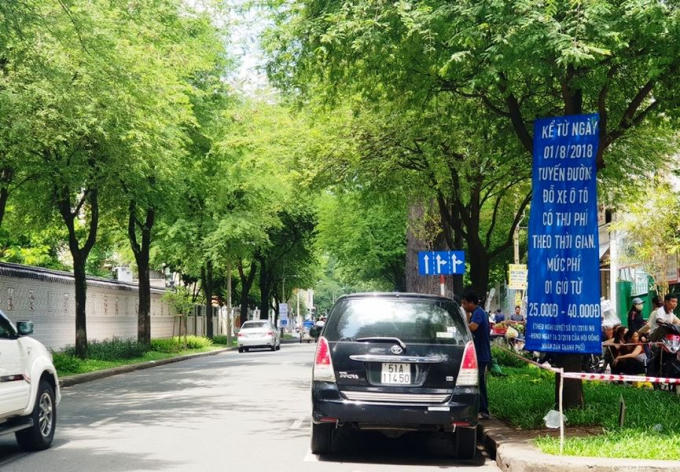 Còn 4 tuyến đường quận 5 gồm An Dương Vương, Tản Đà, Trần Bình Trọng, Phạm Hữu Chí, mức phí đỗ xe ôtô đến 9 chỗ là 50.000 đồng trong 2 giờ đầu, giờ thứ ba, thứ tư là 25.000 đồng; giờ thứ năm trở đi mỗi giờ 30.000 đồng.