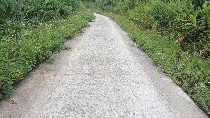 Tuyến đường từ bản Huổi Chát đến bản Nậm Nàn, thuộc xã Nậm Manh, huyện Nậm Nhùn, tỉnh Lai Châu mới thi công đã xuống cấp.