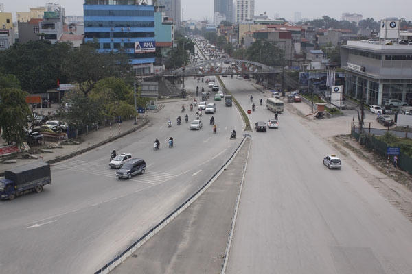 Từ ngày 07/09/2015 đến 22/10/2015 : COMA2 tiến hành chế tạo, vận chuyển đốt A1, B1, C1 - Trụ P10, P12 - Nhánh trái. Từ trên cầu nhìn xuống đường Nguyễn Văn Cừ đoạn Cầu Chui. Ảnh: Như Trường