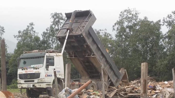 Xe tải chở rác qua cổng phía tây công ty TNHH Gang thép Hưng Nghiệp Formosa Hà Tĩnh để tuồn ra ngoài.