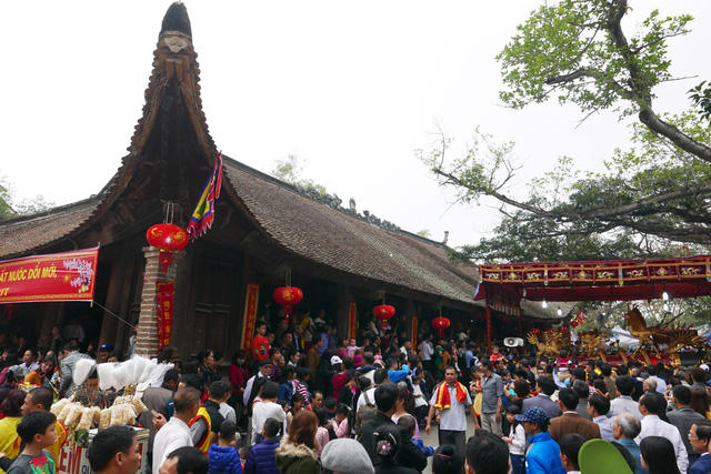 10h, đình làng Đồng Kỵ chật kín người dân đứng chờ đoàn rước về tới nơi làm lễ. Đây cũng là khoảng thời gian người dân hồi hộp chờ đợi được diện kiến 4 ông đám tâm điểm của lễ hội.