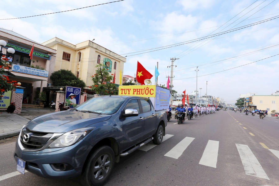 Các cơ quan, đoàn thể và học sinh trên địa bàn huyện Tuy Phước diễu hành hưởng ứng lễ mít tinh.