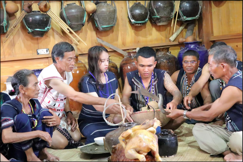 Bố mẹ, người thân tặng quà cô dâu, chú rể.
