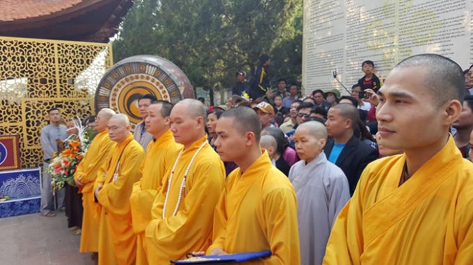 Lễ khai hội xuân Chùa Hương thu hút hàng nghìn tăng ni, phật tử từ khắp mọi miền về đây ăn chay cầu phật.