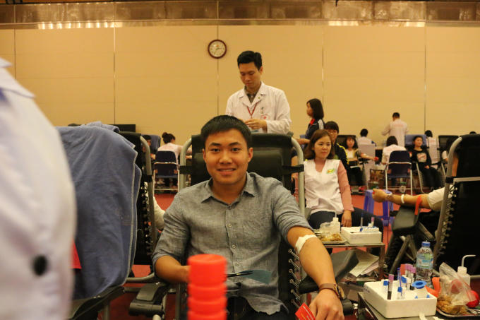 Bạn Hồ Đức Ánh (SV năm 4 - ĐHGTVT) chia sẻ: "Mình hiến máu lần này là lần thứ 6, nhưng lại là lần đầu mình hiến máu tại Lễ hội Xuân Hồng. Mình thấy rất vui vì có thể góp một chút sức nhỏ bé để cứu người".